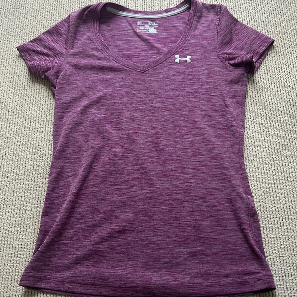 🌿Under Armour women’s vneck Heat Gear short sleeved performance tshirt, size XS🌿